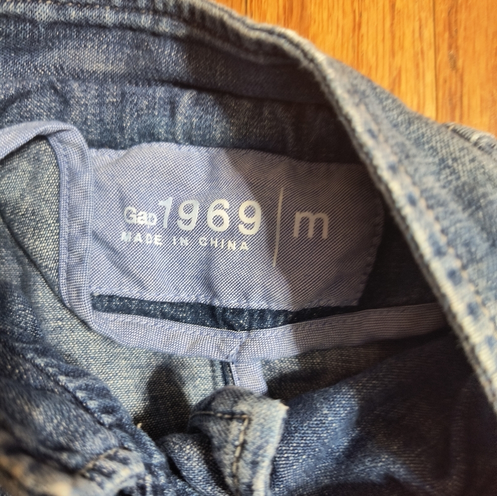 Gap Denim Blue Jean Jacket, Women's Medium, Buttons And Distressed Detail - Picture 2 of 16